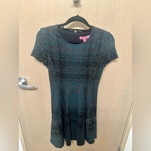 Stretchy Betsey Johnson Size 4 Blue Sheath Dress Short Sleeve Crew Neck